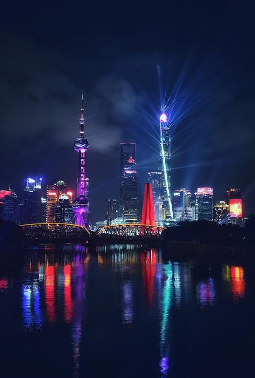 上海10月外滩的灯光几点开始