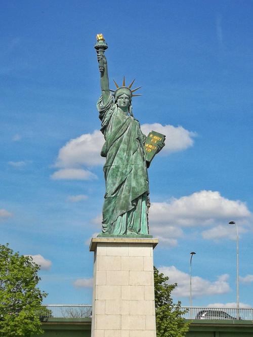 自由女神在纽约坐落的那条河叫什么名字