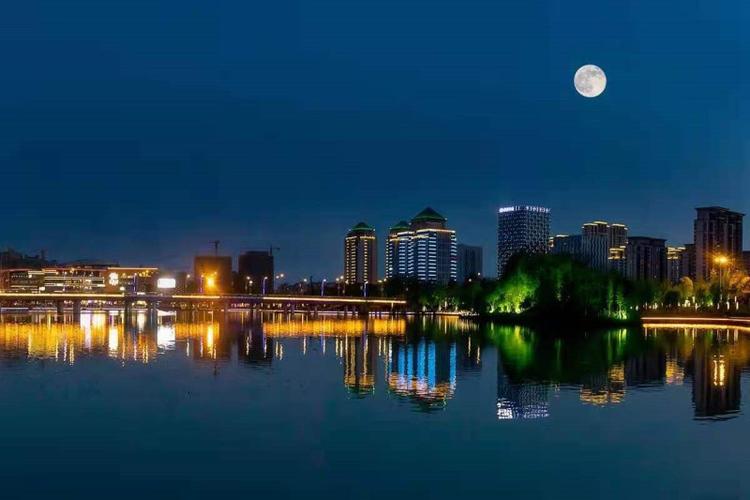 与扬州一样有月亮城的是哪个城市