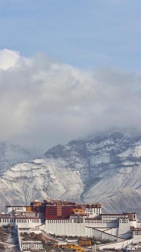 布达拉宫附近有雪山吗
