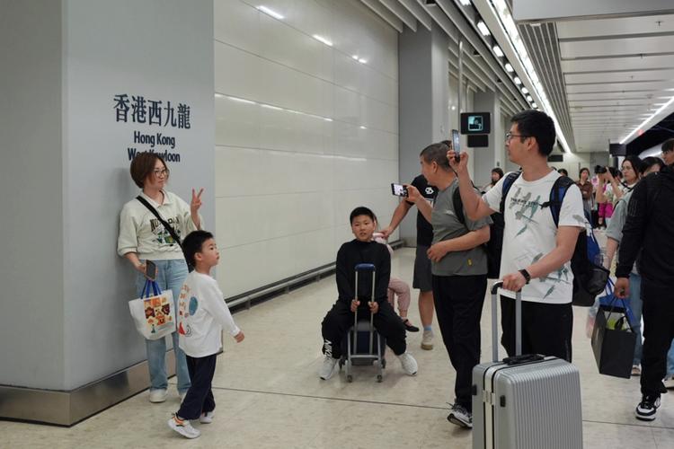 香港本地人对内地游客的态度
