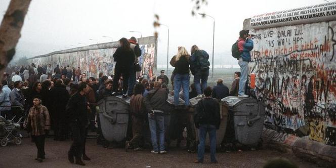 谁知道柏林墙是哪一年倒塌的