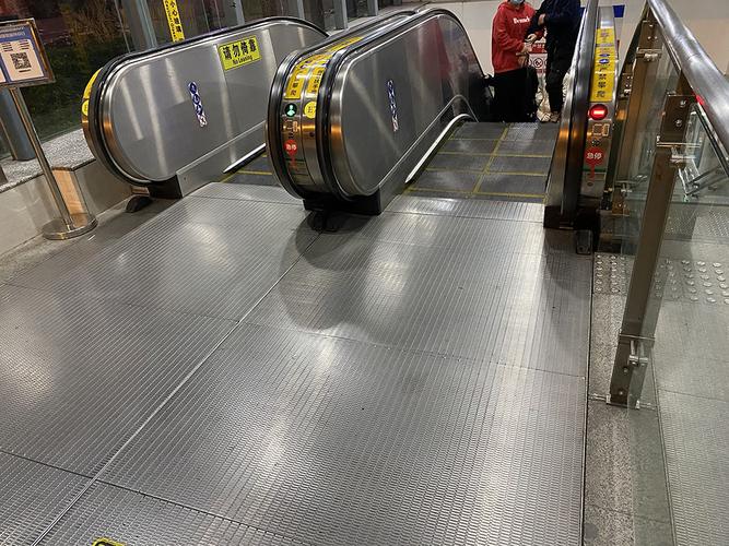 成都地铁4号线清江西路站有扶手电梯吗