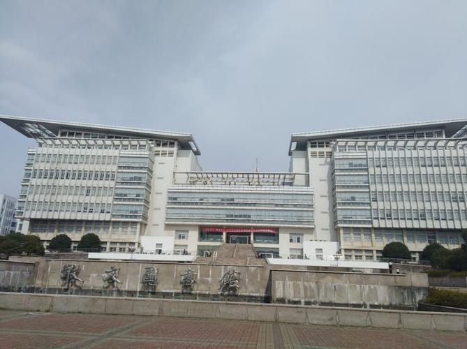 南京哪个学校正门是图书馆