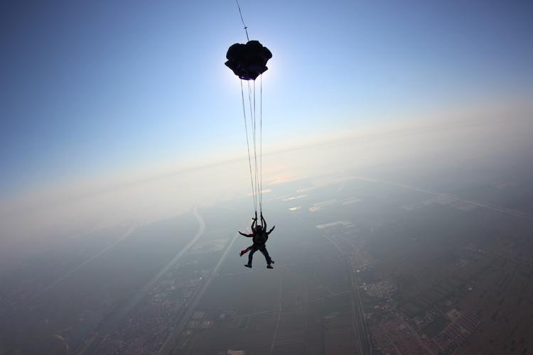 三万米高空跳伞是真的吗