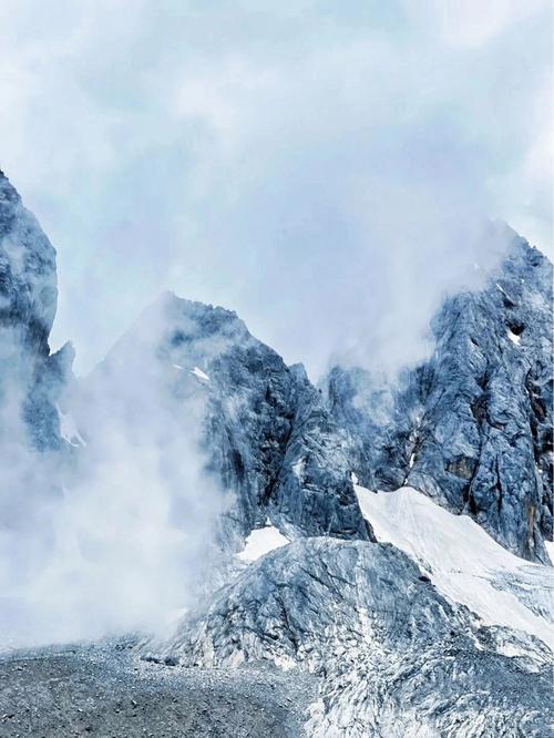 玉龙雪山发生山体崩塌是正常自然现象吗