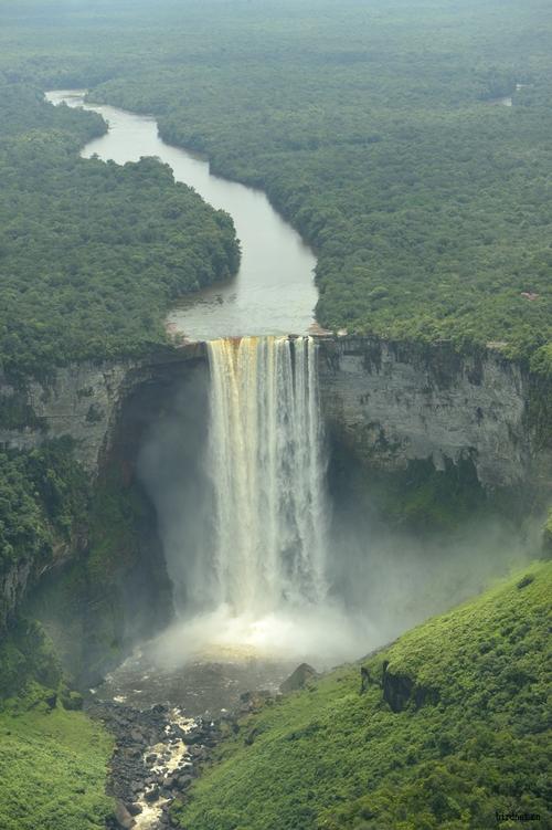 圭亚那和巴西接壤的大瀑布