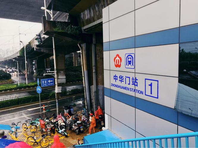 南京中华门长途客运站在中华门地铁站附近吗