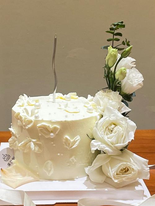 白色蛋糕配一束什么鲜花