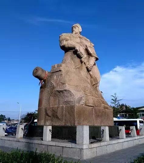 永兴岛广场上的雕像是谁