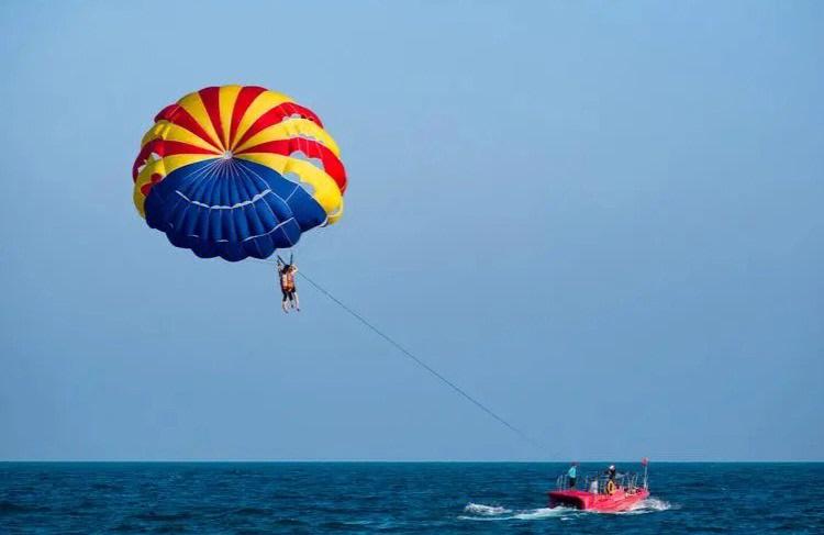 青岛哪个沙滩可以玩滑翔伞